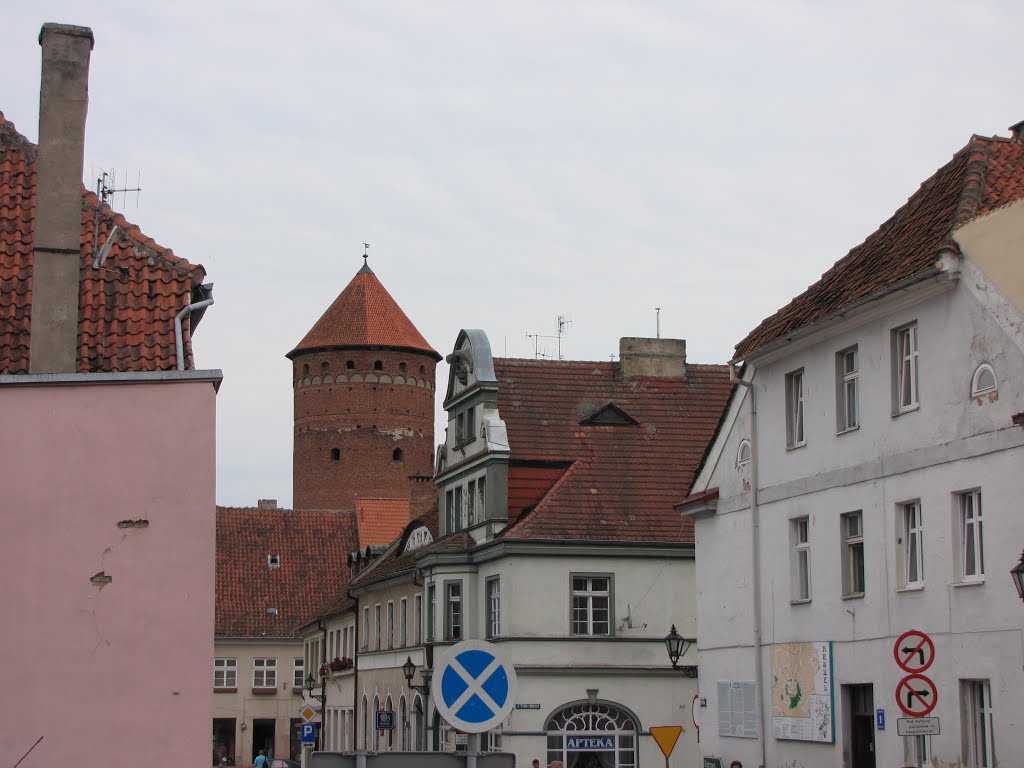 Reszel - centrum ul. Reymonta, w głębi wieża zamku. by krzysztofk