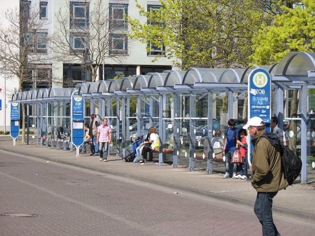 Busbahnhof Düren, Bussteig A, 2011 by Michel Voss