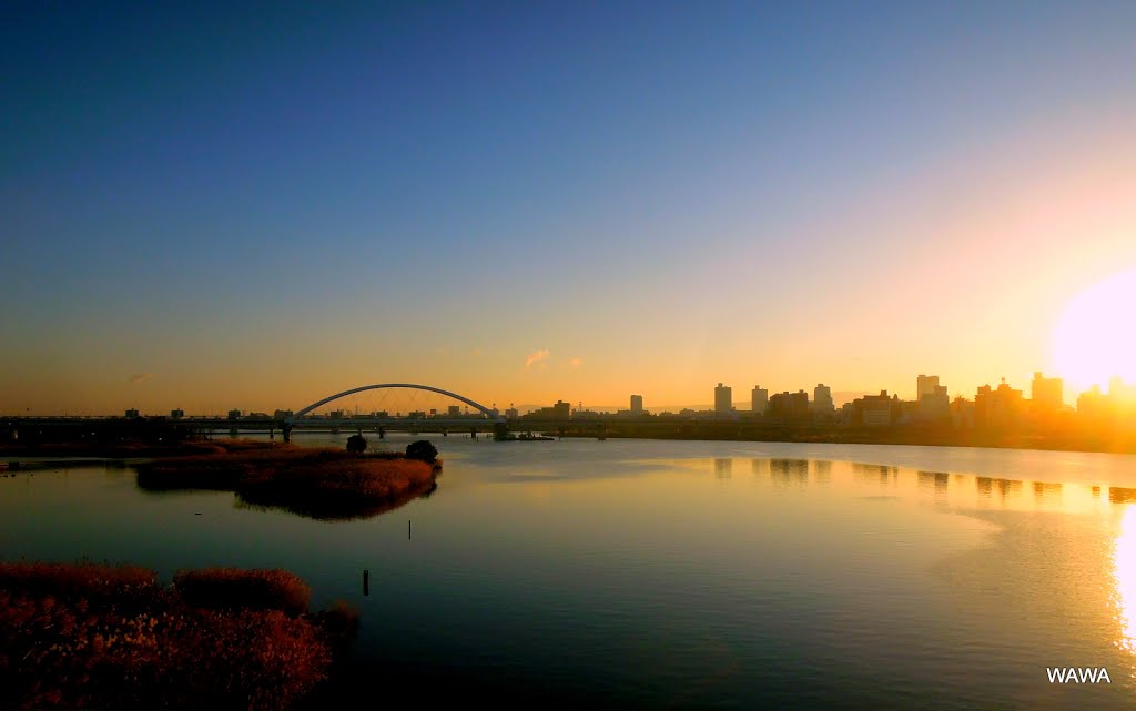 Sunrise over Yodo-gawa River, Osaka / 淀川の日の出（東海道本線で淀川を渡ると大阪駅） by mandegan