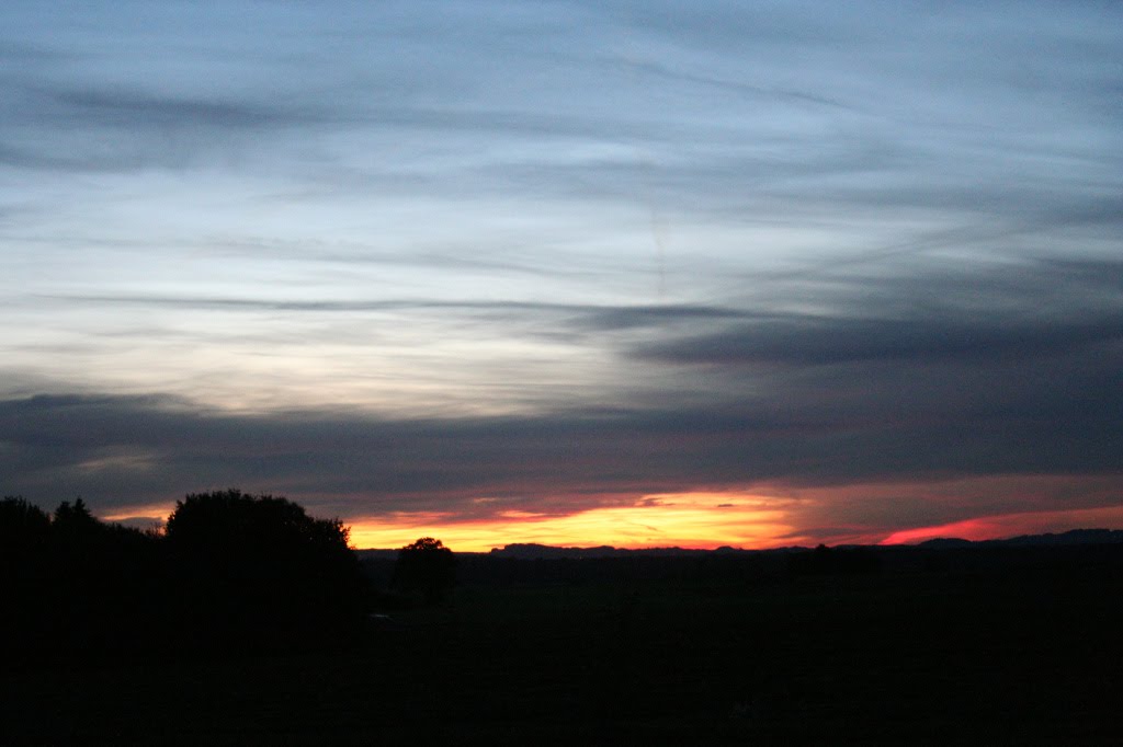 GRABENSTÄTT-MARWANG - Am Berger Hof letztes Abendlicht : Die Erde rollt dem Tag entgegen, wir ruhen aus in deiner Nacht - und danken dir, wenn wir uns legen, daß deine Kirche immer wacht . . . by ReinhardKlenke