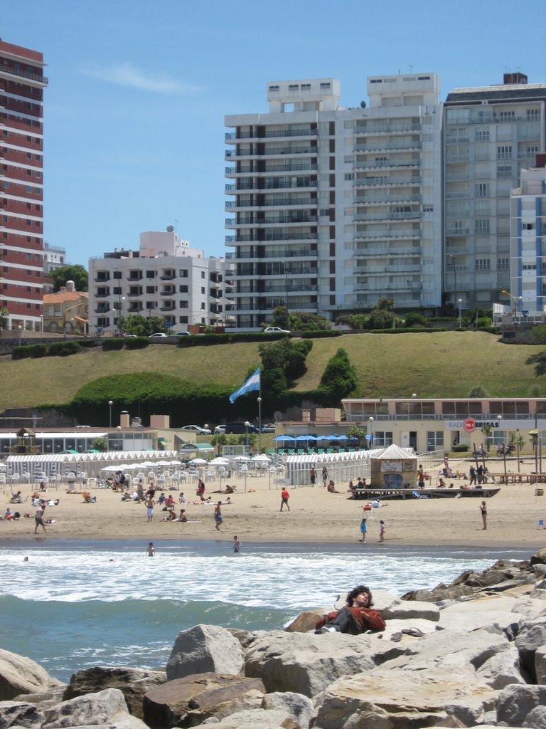 Edificios desde la escollera de Playa Grande by gtolot