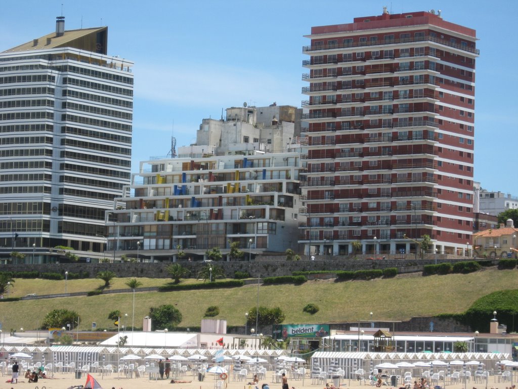 Edificios desde la escollera de Playa Grande by gtolot