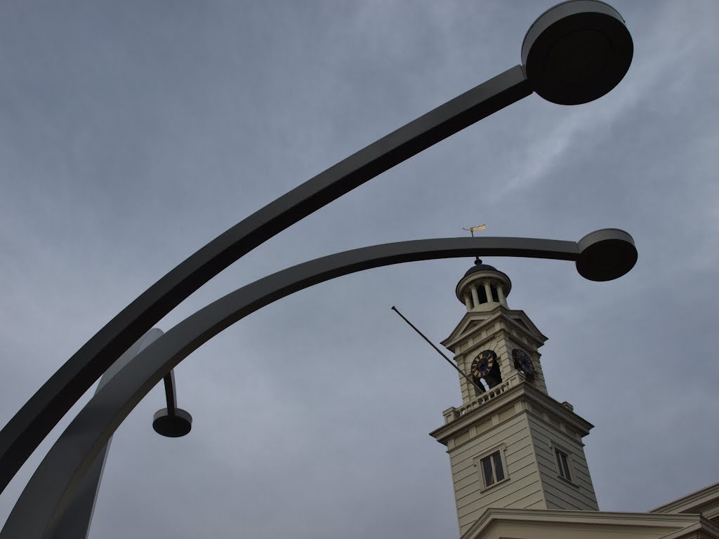 Lampsculptuur tegenover de Jozefkerk op het Kerkplein in Assen van Mathijs Dijkstra van MD Landschapsarchitecten. by Hans R van der Woude