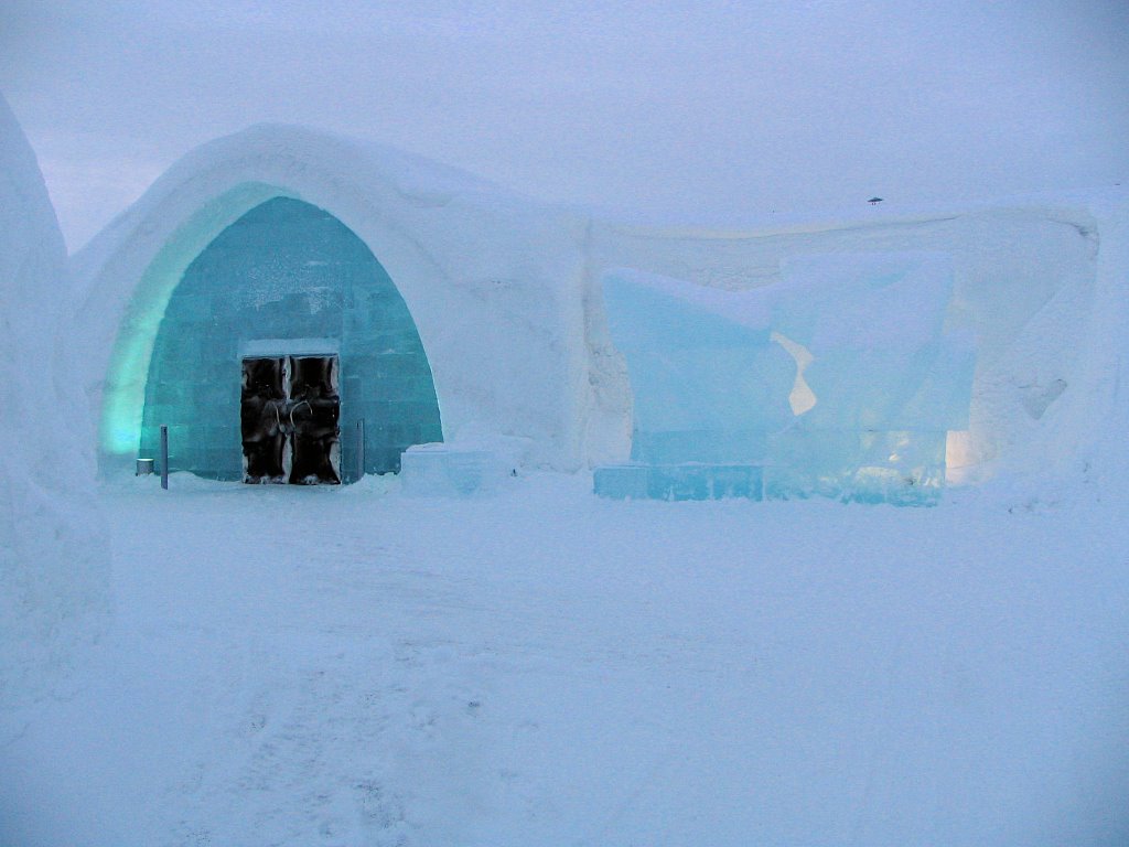 Ice hotel main entrance 2007 by Ulrik Klixbüll