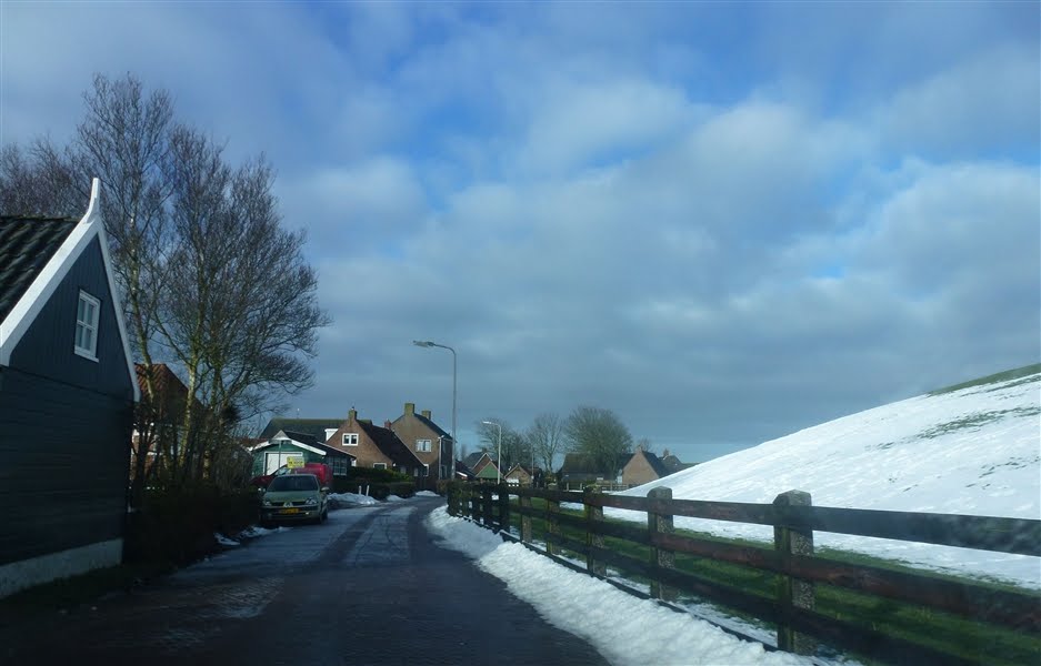 Weg langs de dijk bij Moddergat by Netty van der Deen - Flikkema