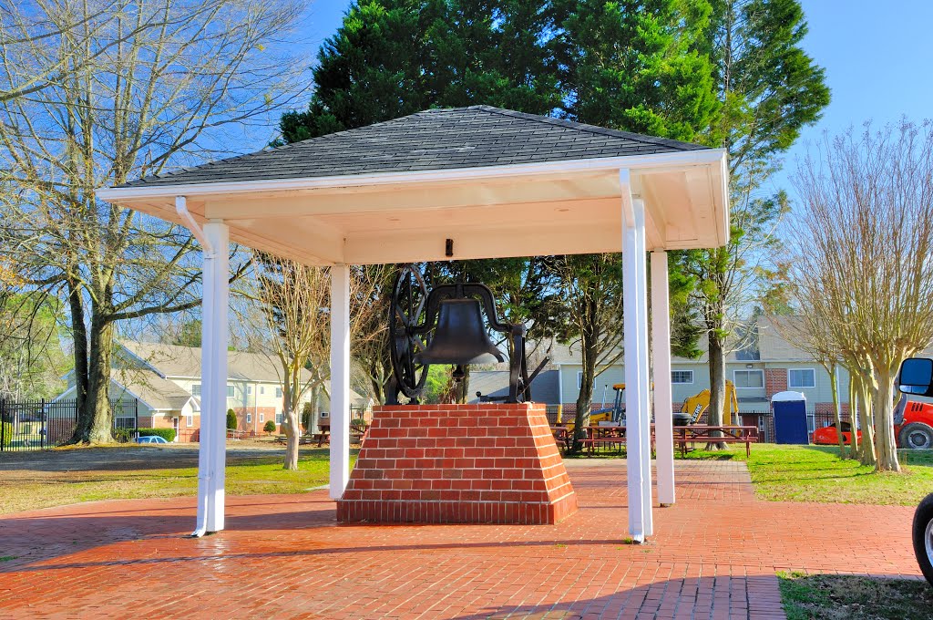 VIRGINIA: ISLE OF WIGHT COUNTY: SMITHFIELD: Main Street Baptist Church, 517 Main Street church bell by Douglas W. Reynolds, Jr.