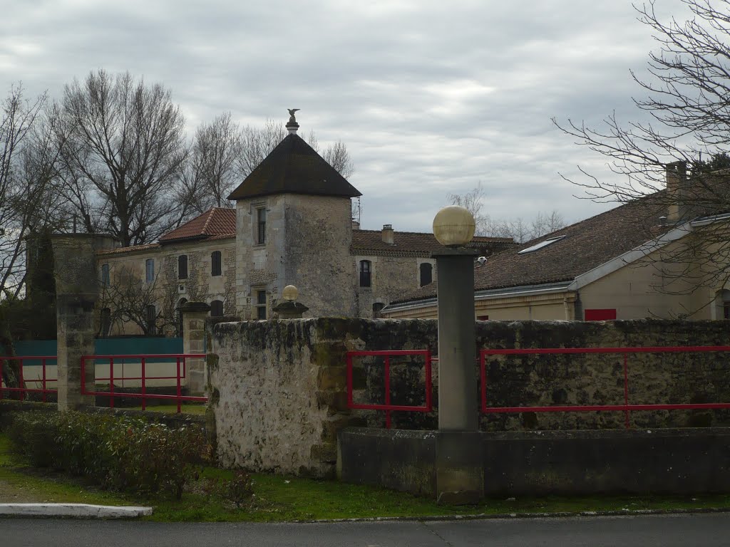 Saint-Médard-en-Jalles : Le Château (en premier plan l'espace "Jacques Brel ") . by Bernard817