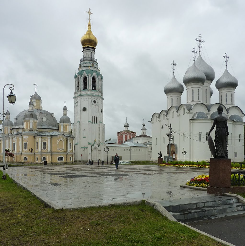 The ensemble of the Vologda Kremlin: Resurrection Cathedral, bell tower, and Saint Sophia Cathedral / Ансамбль Вологодского Кремля: Воскресенский собор, колокольня и Софийский собор by Sergey Kreps