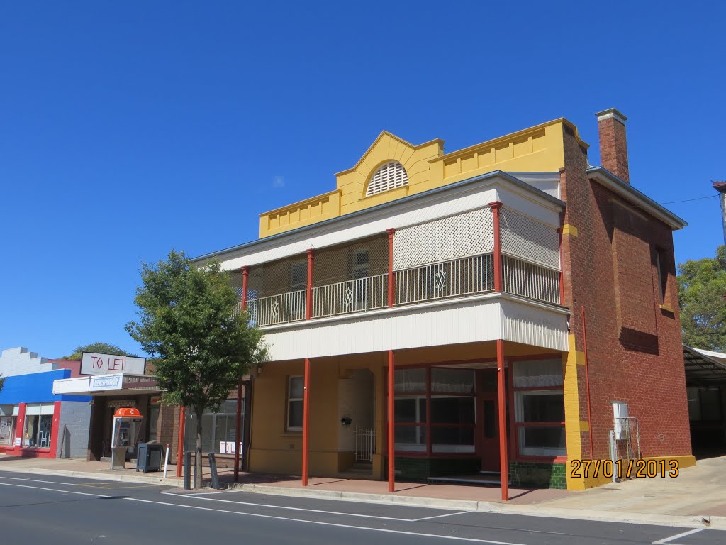 2 Story Building along KAPUNDA main street the Thiele Highway, in South Australia, on 27-01-2013 by Peter John Tate,