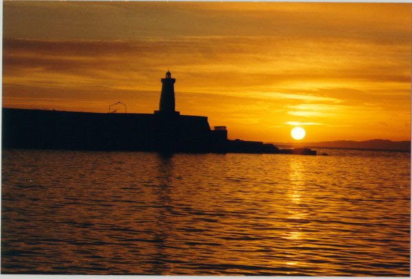 Amanecer en el Faro del Morro by Miguel A. Sanchez Re…