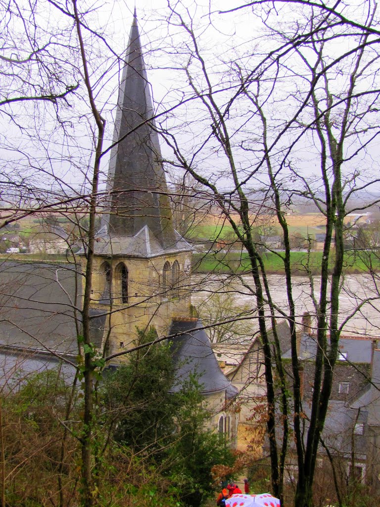 Savonnières, le clocher de Saint-Gervais-Saint-Protais vu du coteau. by Jiri37