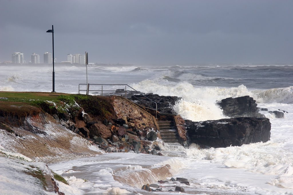 After the Storm: Ex-Tropical Cyclone Oswald has moved on leaving the sea seething by Ian Stehbens