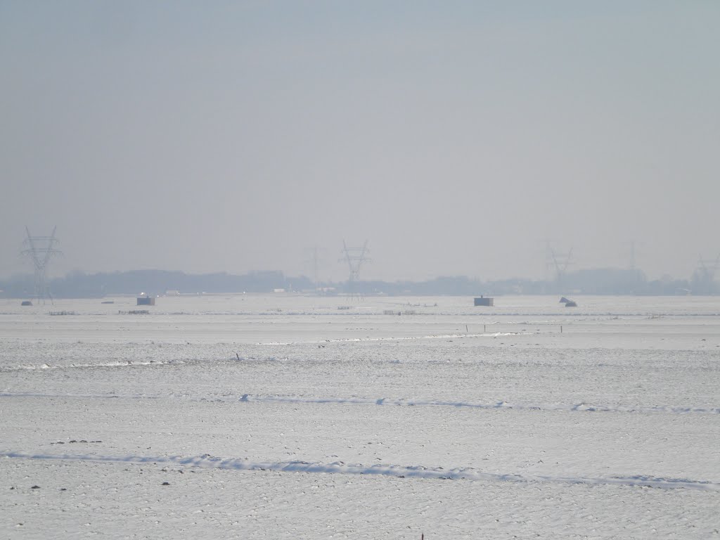 Bloemendalerpolder in de sneeuw, met de resten van radarstation Seeadler by Roeland 1578