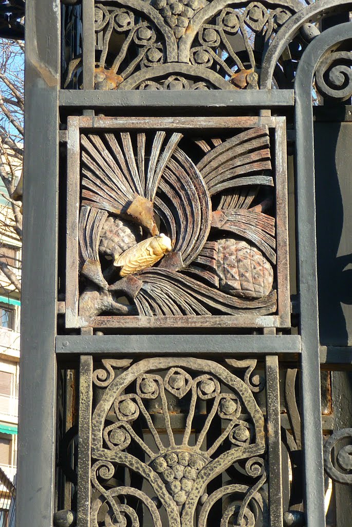 Détail de la grille du Parc Chanot - vestige de la seconde exposion coloniale de Marseille de 1922. by Christophe Trinquier