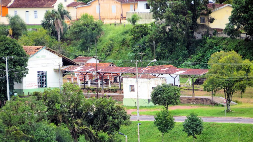 Vista da estação ferroviária a partir do Morro do Cristo em Castro, PR. by Ricardo Mercadante