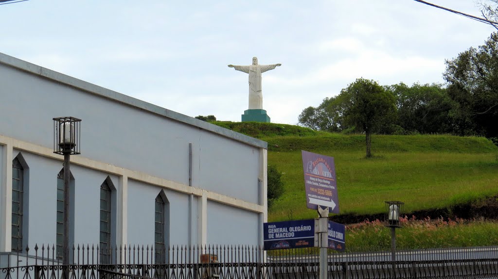 Estátua no Morro do Cristo em Castro, PR. by Ricardo Mercadante