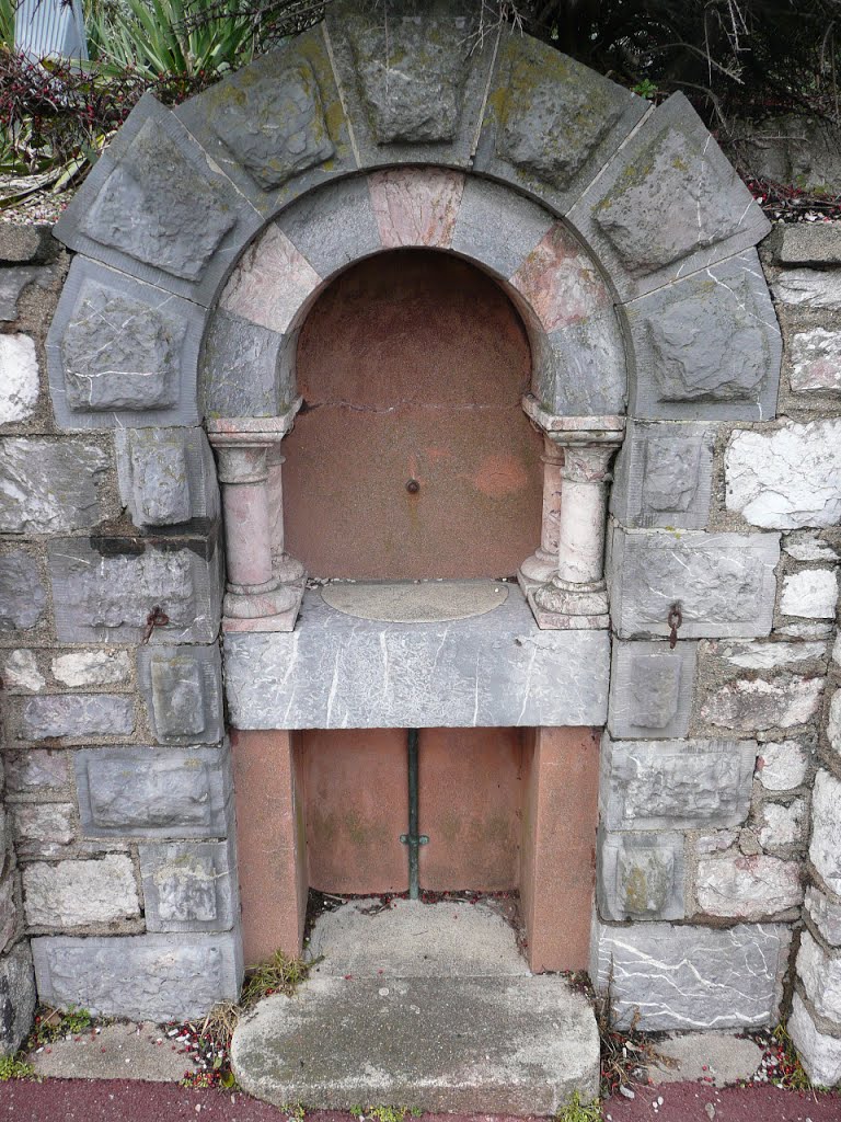 Drinking Fountain by Tony Carter