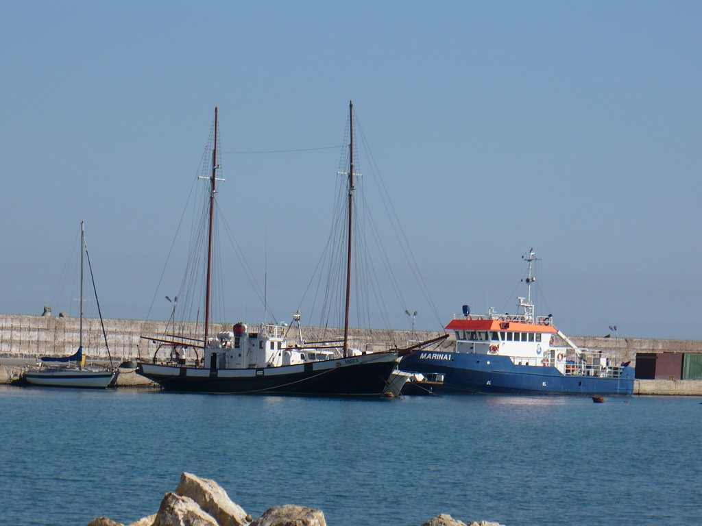 Ambarcatiuni in Portul Tomis by Sorin Salagean