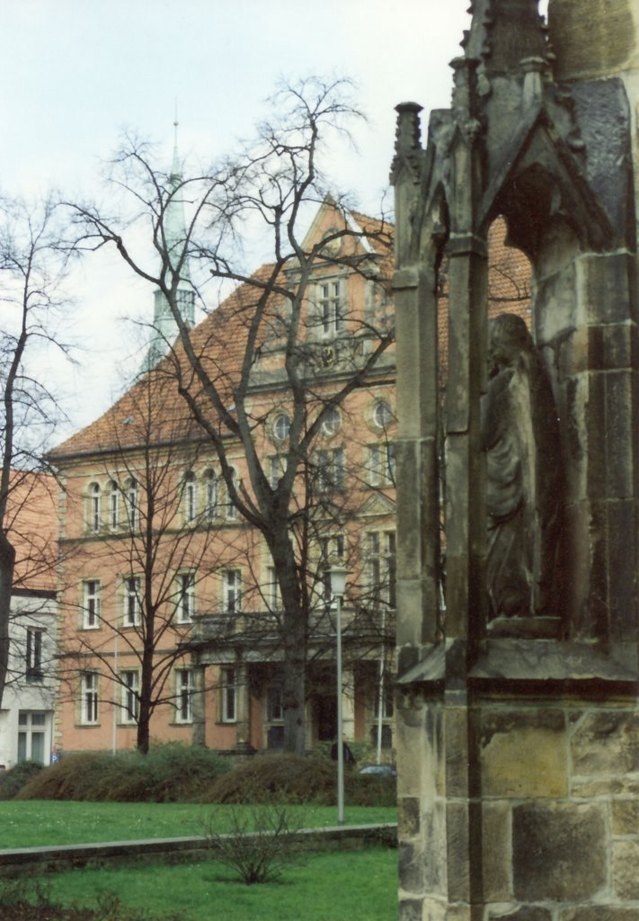 Blick auf das alte Regierungsgebäude; im Hintergrund St. Andreas by B.W.