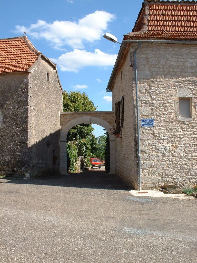 Porche à Lugagnac by Yann LESELLIER