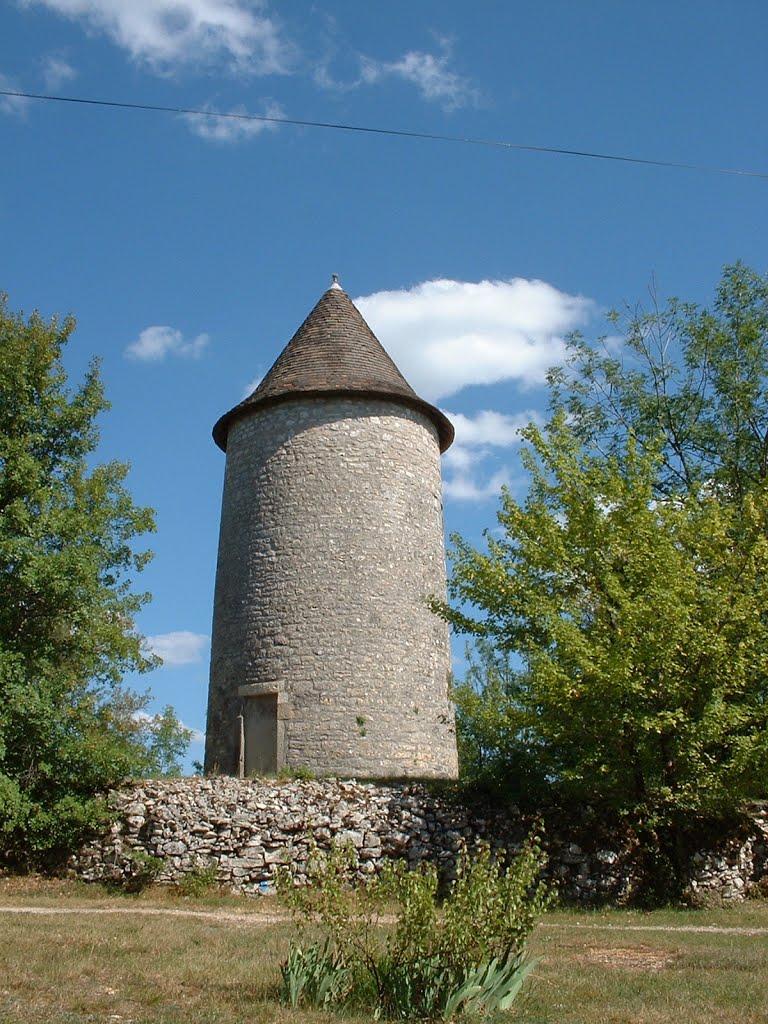 Château d'eau à Lugagnac by Yann LESELLIER