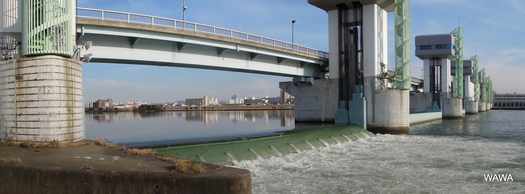 Yodogawa-ohzeki Weir at Yodogawa River, Osaka ／ 淀川大堰（よどがわおおぜき） by mandegan