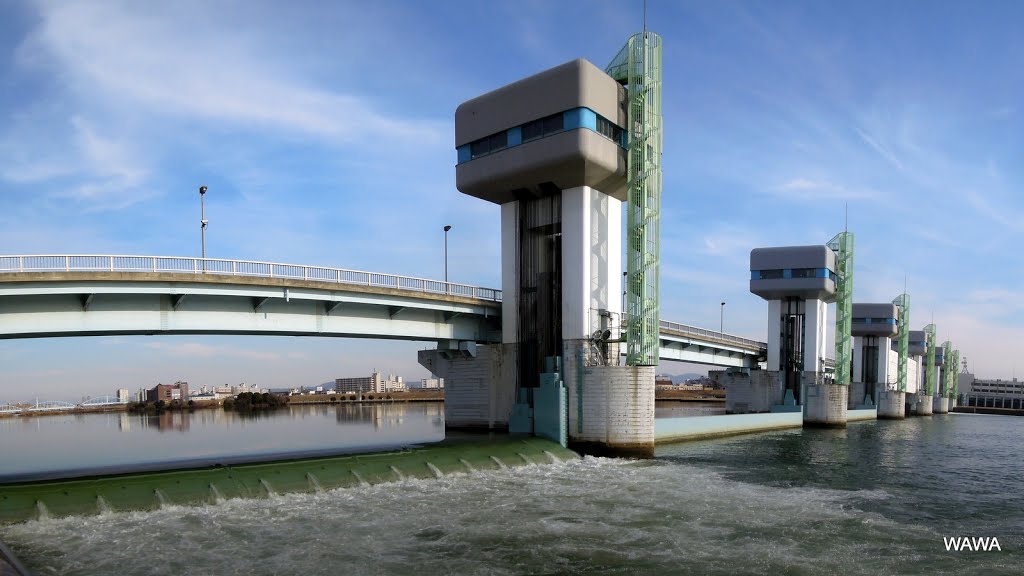 Yodogawa-ohzeki Weir at Yodogawa River, Osaka ／ 淀川大堰（よどがわおおぜき） by mandegan