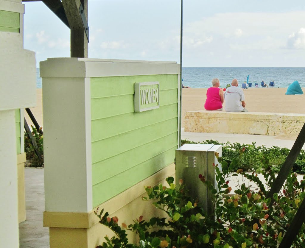 Service complet sur la Plage de Pompano Beach, Floride. Accommodations on the beach, thank you! by Richard Mc Neil