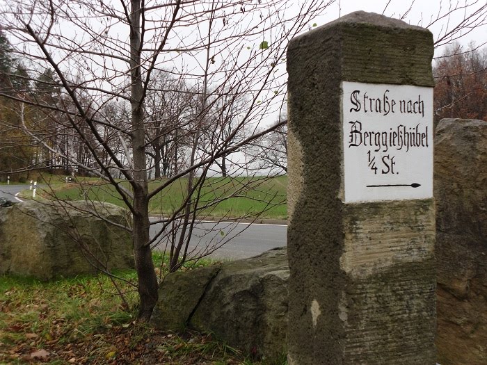 Historischer Wegweiser an der Straße von Berggießhübel nach Gersdorf by Henning Gierth