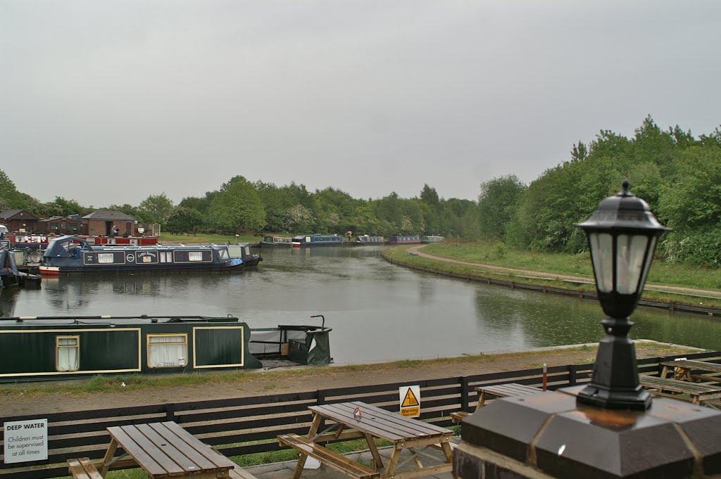 Leeds and Liverpool Canal, Leigh Branch, Boothstown by falconer Dave Long