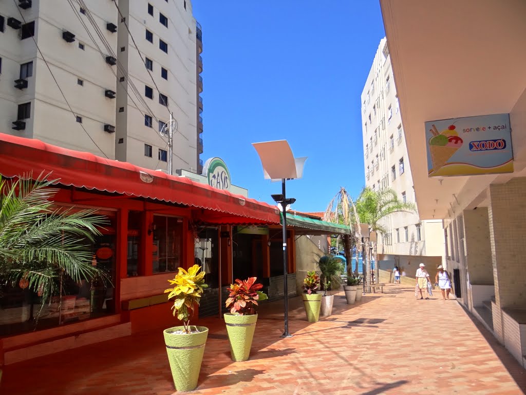 Cidade junto a Praia da Castanheiras - Guarapari - Espírito Santo - Brasil by Paulo Yuji Takarada