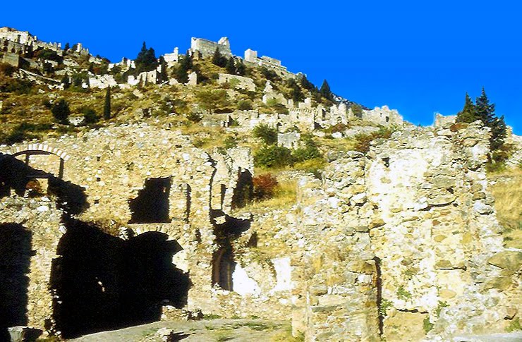 1975.10. - Mistra, in front of the ruined city - Mistra, a romváros előtt by Péter Farsang