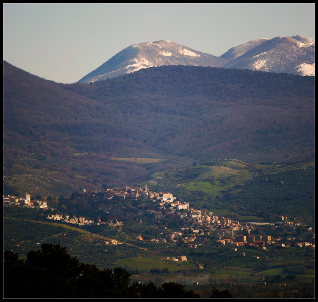 Cori, sullo sfondo Monte Lupone (a sx) e il Monte Semprevisa (a dx) innevati, 4 febbraio 2013 by © Fabio Rosati ©