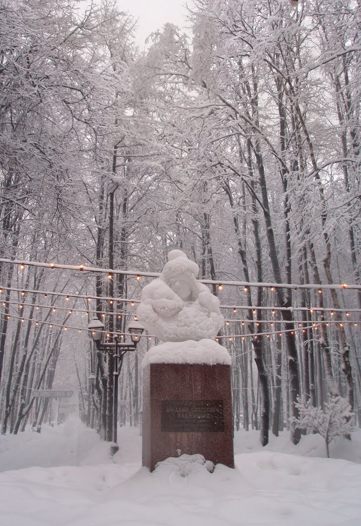 Monument to Soviet polar aviator Mikhail Babushkin by IPAAT