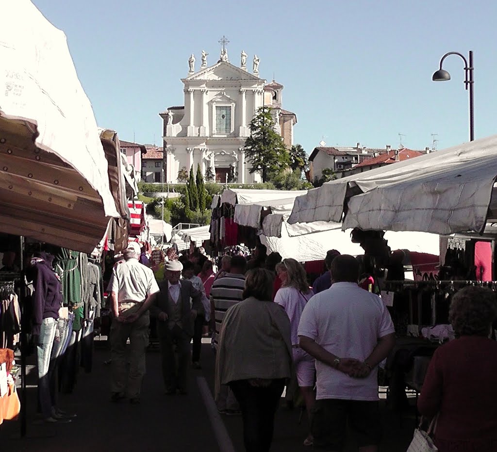 Einkaufen mit Ambiente, unterhalb der Chiesa Parrocchiale di Santa Maria Assunta by 600m