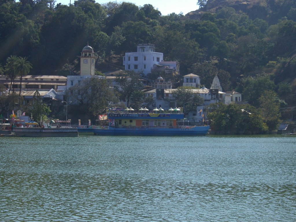 Lago Nakki, Mount Abu, India. by Narad Bhai