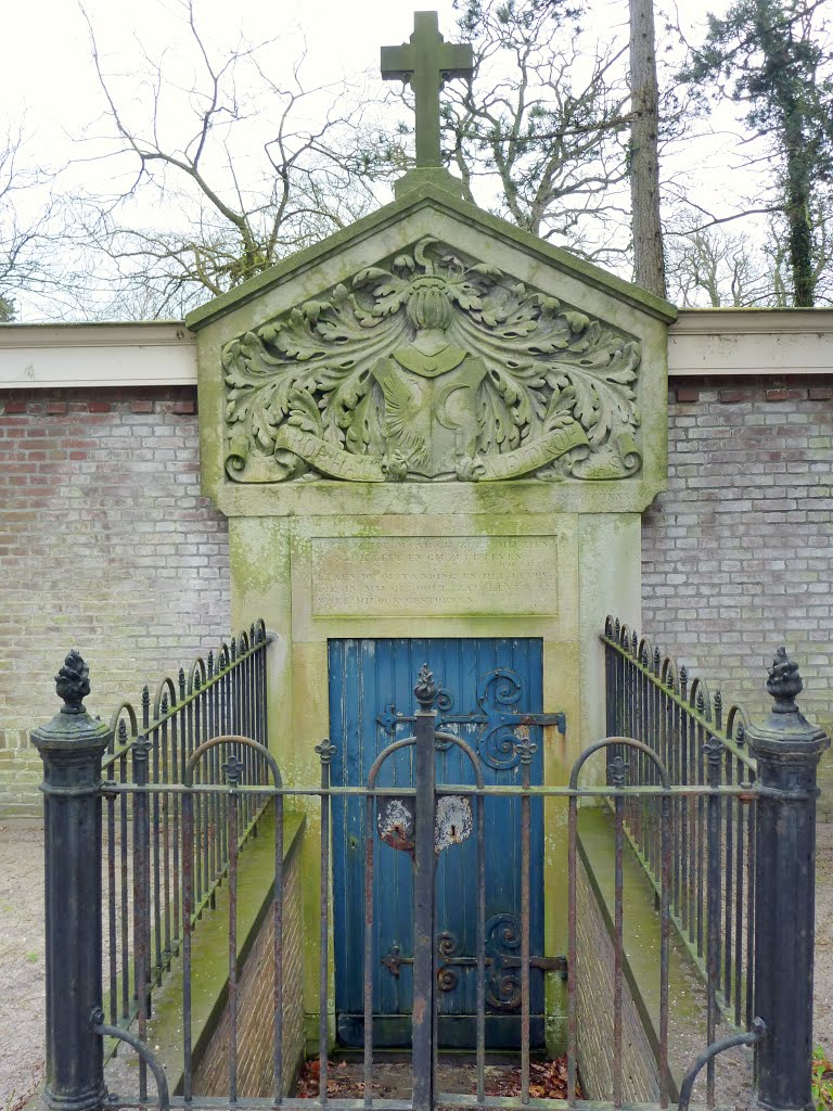 Fraaie entree grafkelder , Mausoleum , entrance by Mart61