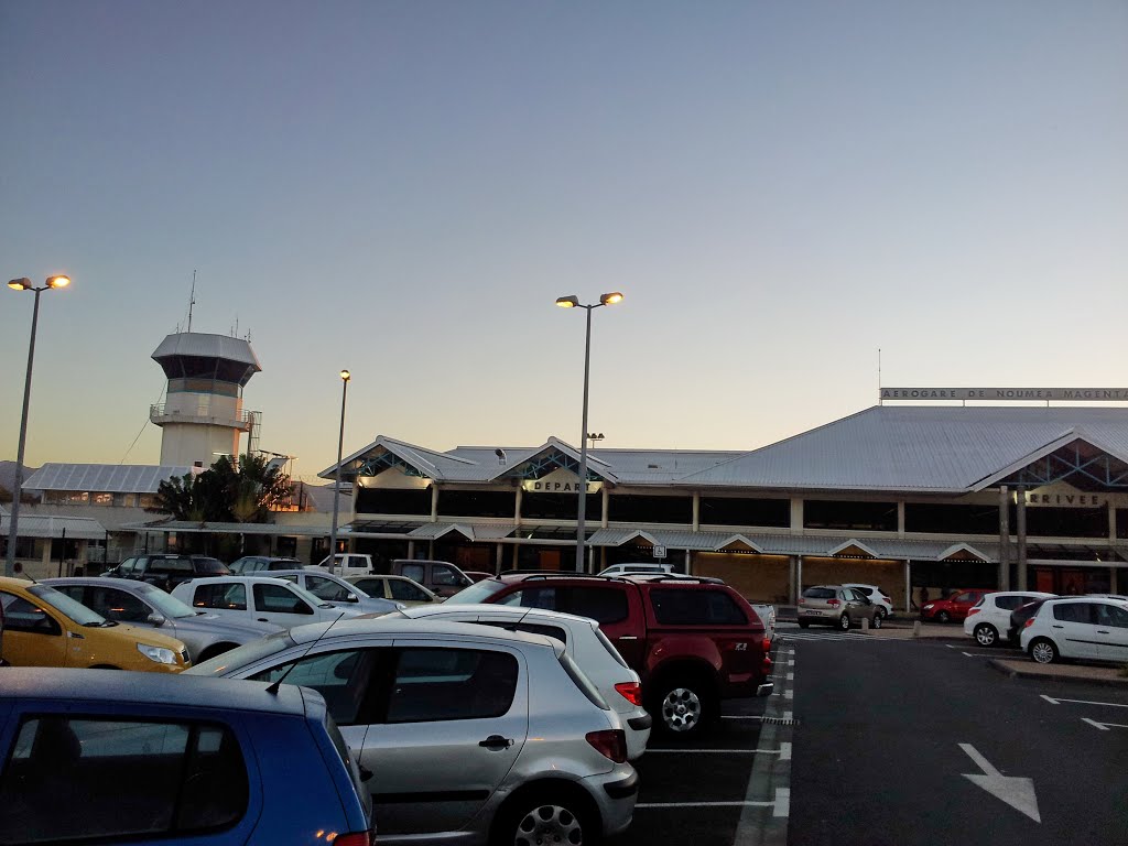 AEROPORT DE NOUMEA MAGENTA by ml.claude