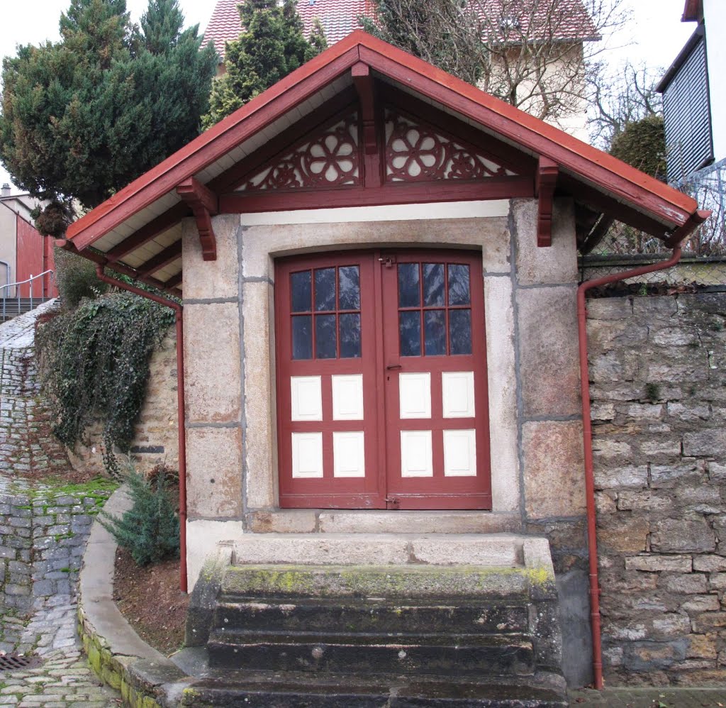 Kleine Kapelle mit Pieta neben dem Treppenaufstieg zur Kaiserstraße by lebola