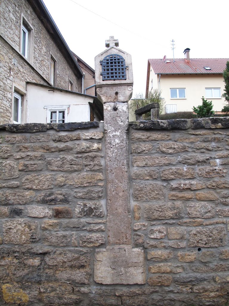 Eingemauerter Bildstock (1598) neben dem Treppenaufstieg zur Kaiserstraße by lebola