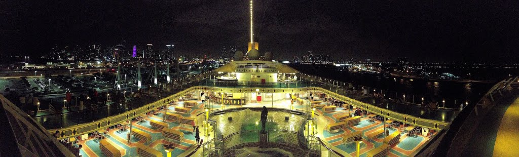 Costa Mediterranea-am Abend im Hafen von Miami / este Miami kikötőjében by Kovács Gábor87