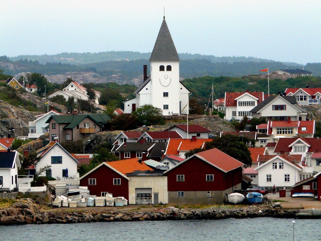 La riante église de Skarhamn - Suède by jimmyleva