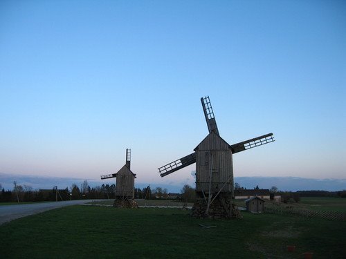 Холм ветряков в деревне Англа \ Hill windmills in the village of Angla by KAA Udav