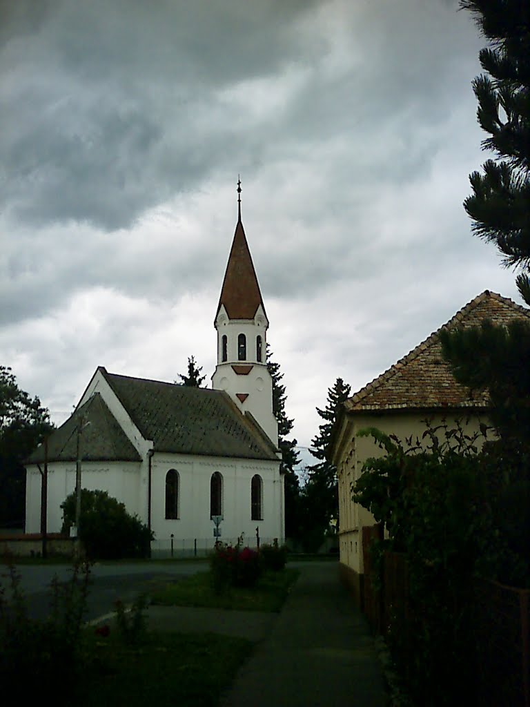 Kostol v Rovňanoch / Church Straightening by Denis Ondriškovič