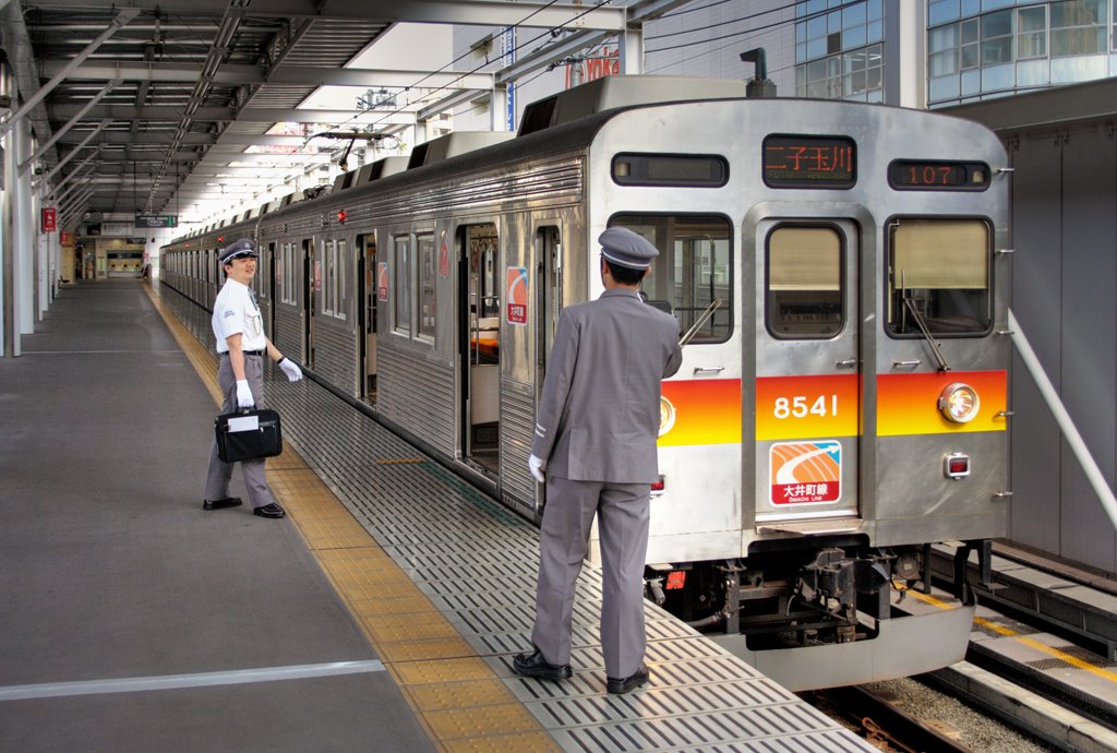 Tokyu Oimachi Line platform, Oimachi (787) by www.tokyoform.com