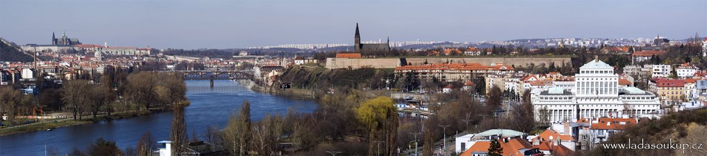 Praha - od Prazskeho hradu k Vysehradu by Ladislav Soukup