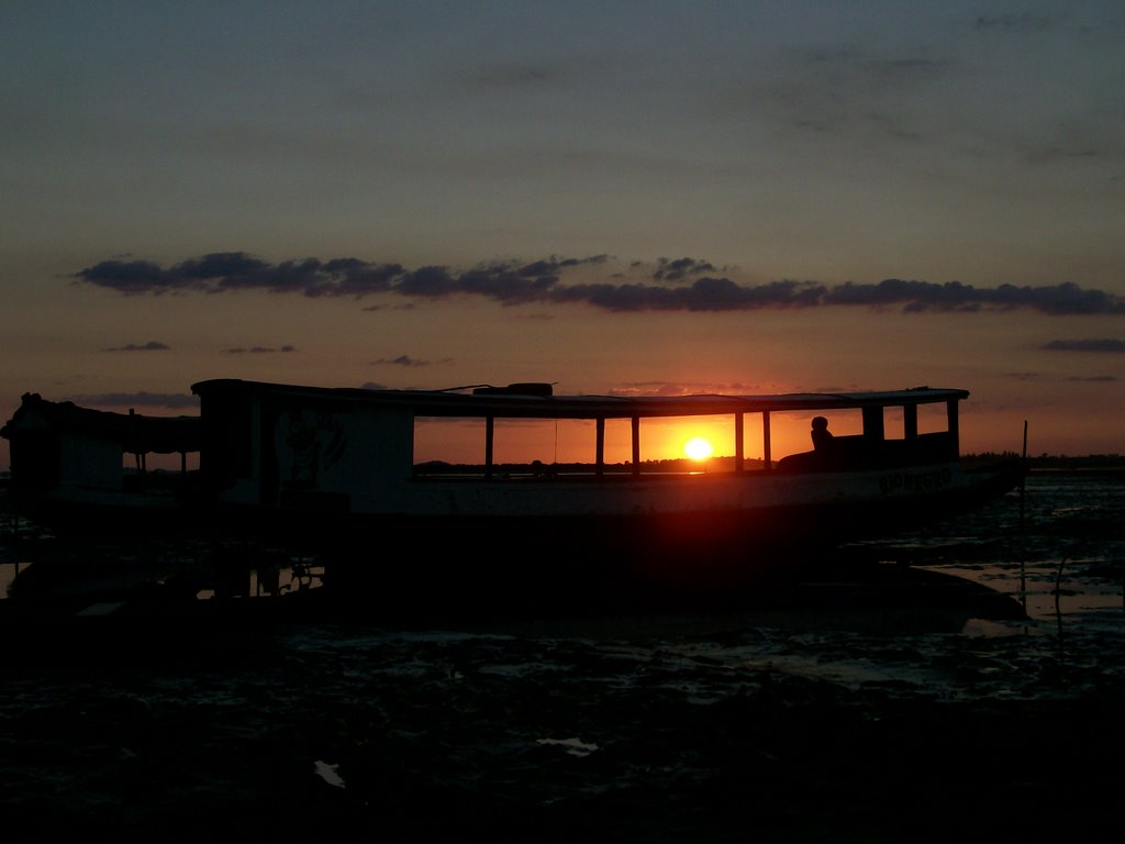 Pôr do sol com barco em primeiro plano by Márcio Magno Ferreir…