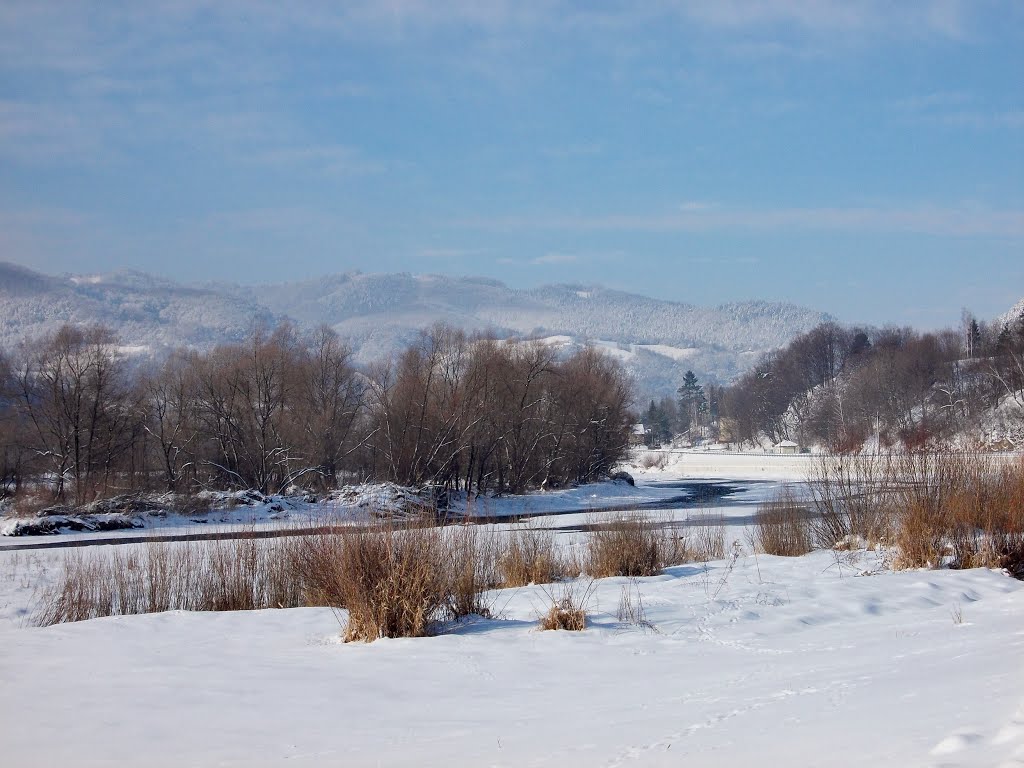 Piwniczna-Zdrój - Kościuszko street, Poprad river viewed from the parking lot near the pump-room by wuhazet