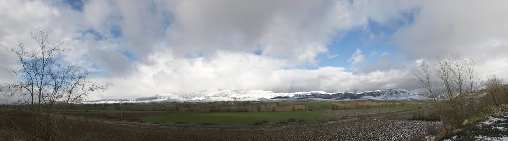 Los Montes Obarenes nevados by Óscar Blasco