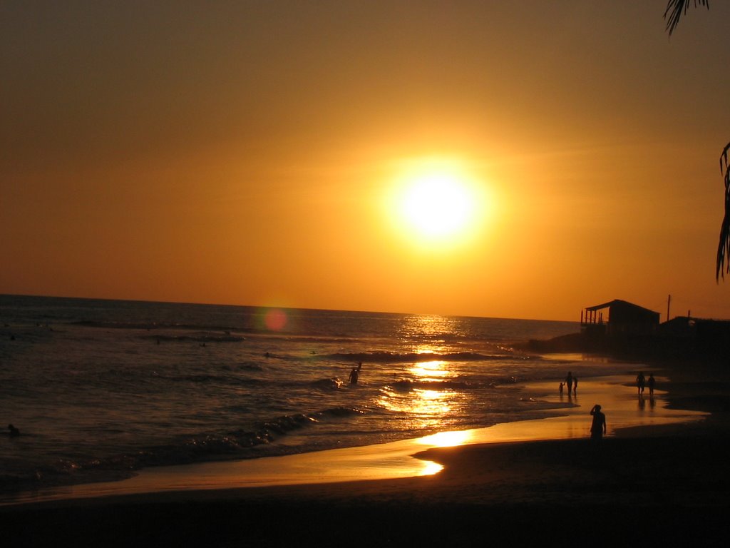 Atardecer desde Las Juanas, en la Playa El Tunco by rodsem